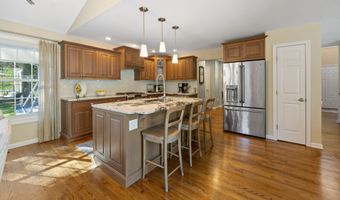 31 Nathan Hale Ct, Cheshire, CT 06410