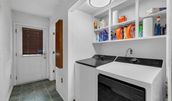 496 Apple Valley Dr, Belford, NJ 07718