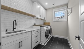 129 Magnolia Ln, Middletown, NJ 07748