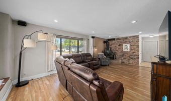 600 S 3rd St, Beresford, SD 57004