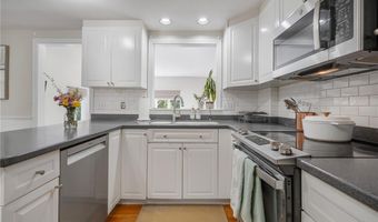 5 Indigo Rd, Barrington, RI 02806