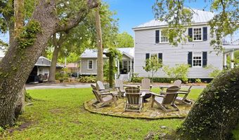 128 4th St, Apalachicola, FL 32320
