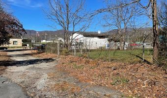 1130 Main Street / Oak, Andrews, NC 28901