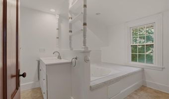 82 Van Zandt Ave, Newport, RI 02840