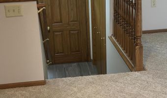 1102 Willow Dr, Aberdeen, SD 57401