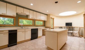 4 High Mountain Trl, Bayonne, NJ 07035