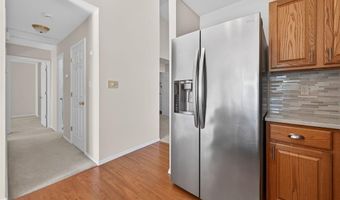 812 Whispering Village Cir, Ballwin, MO 63021