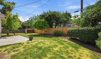 1420 CENTER St, Albany, OR 97322