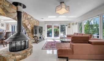 10 Macy Dr, Hewlett Bay Park, NY 11557