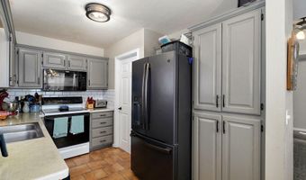 1813 Edgewood Dr, Aurora, MO 65605