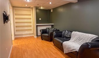 2 Beatrice Ln, Bristol, RI 02809