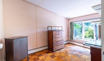 142 Honeyman Ave, Middletown, RI 02842