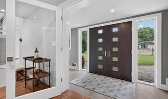 2843 S Briarwood Dr E, Arlington Heights, IL 60005
