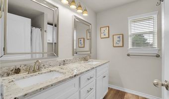 1004 Village Dr, Altus, OK 73521