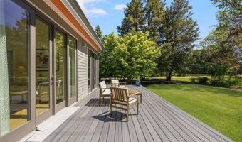 621 E Shore Rd, Jamestown, RI 02835