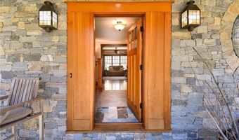 165 Lenihan Ln, East Greenwich, RI 02818
