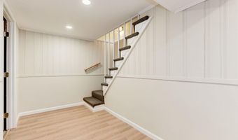 6115 LONE OAK Dr, Bethesda, MD 20817