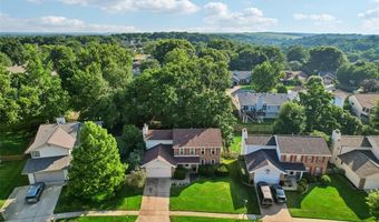 800 Eaglebrooke Dr, Ballwin, MO 63021