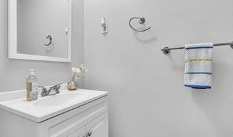 15 Inglewood Ln, Aberdeen, NJ 07747