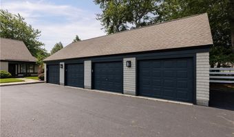2 Martingale Ln, Narragansett, RI 02882