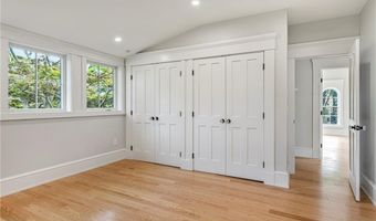 28 Mount Vernon St, Newport, RI 02840