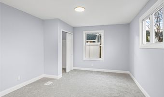 4 Somerset Rd N, Amityville, NY 11701