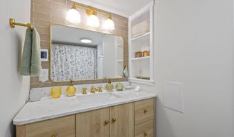 2422 S OAKLAND St, Arlington, VA 22206
