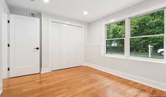 14 Redwood St, Bergenfield, NJ 07621