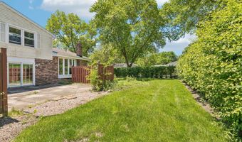 3051 N Huntington Dr, Arlington Heights, IL 60004
