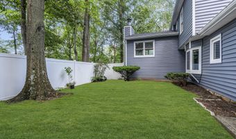11 Phillips Mills Dr, Middletown, NJ 07748