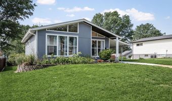 236 Hillcrest Blvd, Ballwin, MO 63021