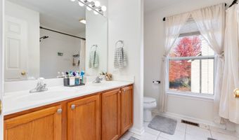 9 Lake Plumleigh Ct, Algonquin, IL 60102