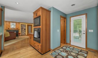 82 Pilgrim Dr, Bedford, NH 03110