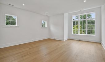 8 Fado Ln, Cos Cob, CT 06807
