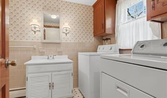 2 High Ridge Dr, Cumberland, RI 02864
