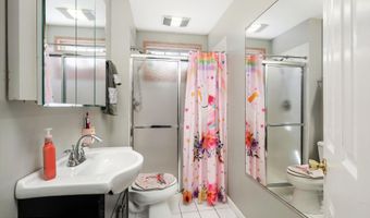 4 Twain Dr, Allentown, NJ 08501