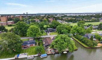 2843 S Briarwood Dr E, Arlington Heights, IL 60005