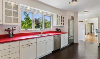 4 Alpond Dr, Newport, RI 02840