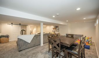 704 Woodrun Dr, Ballwin, MO 63021