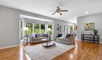 821 Heatherhaven Dr, Ballwin, MO 63011