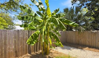 165 10th St, Apalachicola, FL 32320