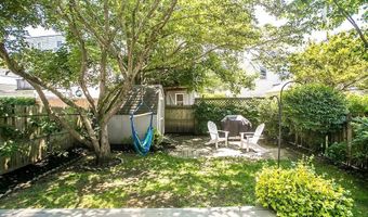 45 Holland St, Newport, RI 02840