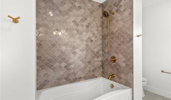 2 Stone Bridge Dr, Middletown, RI 02842