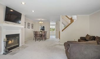 11 Boulevard Dr 10-44, Danbury, CT 06810