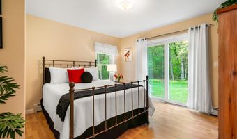 52 Hardy Rd, Bedford, NH 03110