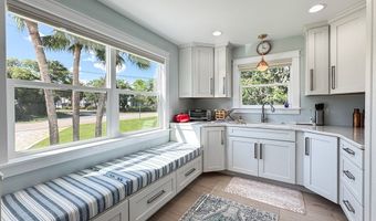 146 Bay Ave, Apalachicola, FL 32320