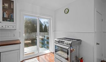 16 Courtway St, Narragansett, RI 02882