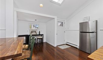 16 Courtway St, Narragansett, RI 02882