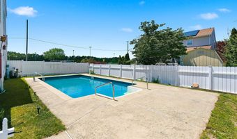 16 Cherry St, Beachwood, NJ 08722