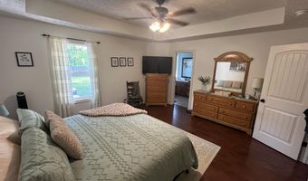 1025 Nickolas St, Aurora, MO 65605